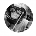 Foto de rosto em preto e branco de Pedro Castro, músico e motoboy, com capacete na cabeça, máscara e óculos escuros. Foto acompanha relato para a Memória Popular da Pandemia que aborda a experiência de ser motorista de aplicativo.