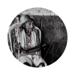 Foto preto e branco de Djelma Guajajara, que acompanha relato que denuncia o lixo e os dejetos hospitalares que jogado dentro do território indígena e perto dos igarapés.