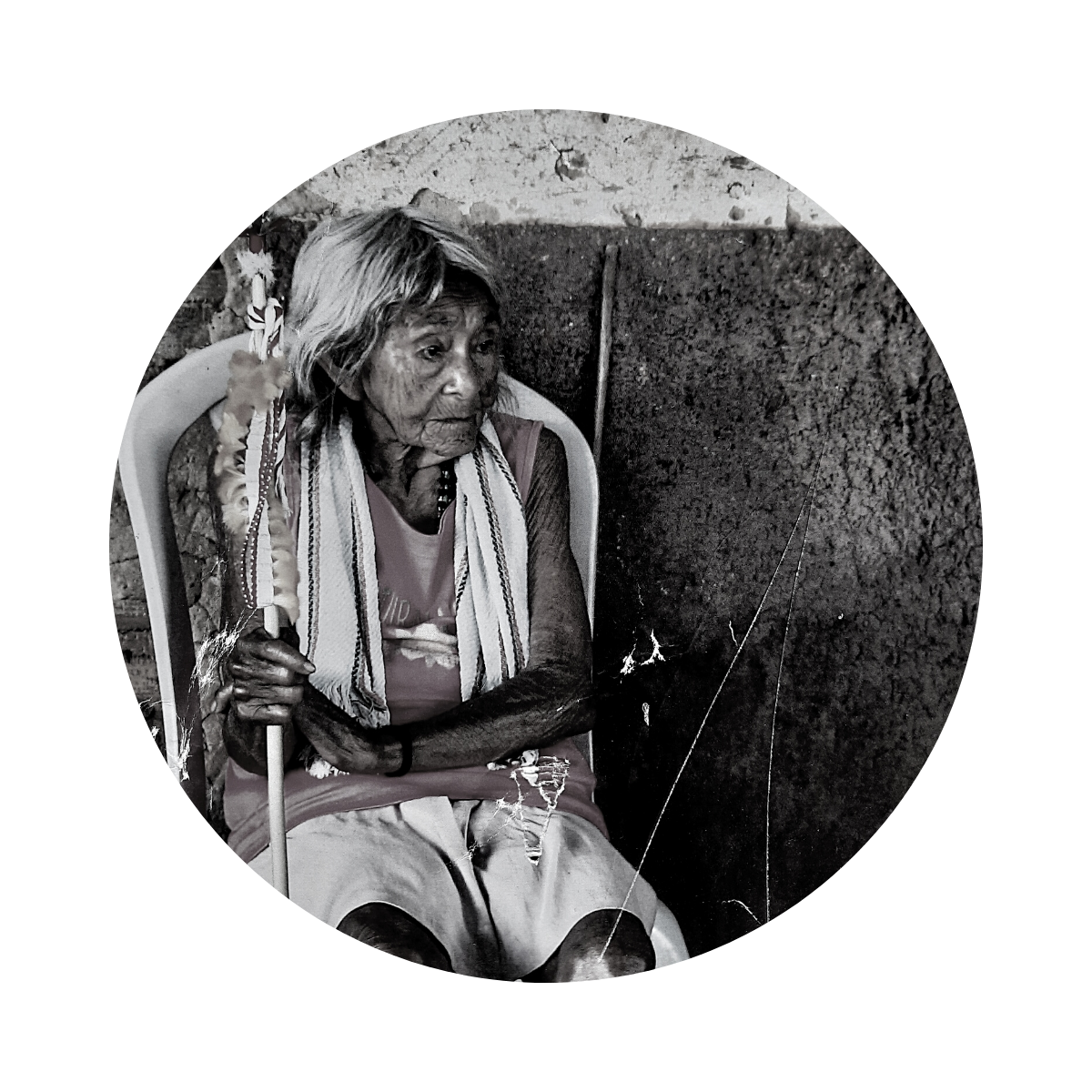 Foto preto e branco de Djelma Guajajara, que acompanha relato que denuncia o lixo e os dejetos hospitalares que jogado dentro do território indígena e perto dos igarapés.