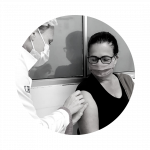 Fotografia preto e branca de Ana Maria recebendo a vacina contra a Covid-19 acompanha relato sobre a esperança da imunização.