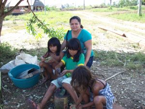 Na foto, é possível ver Eliane Franco com três crianças indígenas. Imagem acompanha o relato "A vacina trouxe a esperança de voltar à vida normal", da Memória Popular da Pandemia.